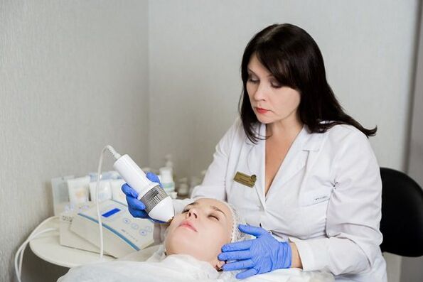 Realización de crioterapia facial